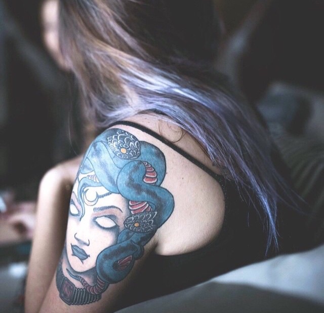 foto de una mujer con tatuaje de medusa e el hombro