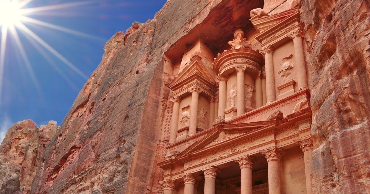 Дворец в скале в иордании Дворец в скале в иордании