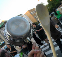 Résultat de recherche d'images pour "taper sur une casserole"