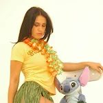 Andrea Rincon, Selena Spice Galería 13: Hawaiana Camiseta Amarilla Foto 6