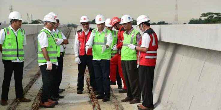 Menteri Perhubungan Budi Karya Sumadi saat melakukan peninjauan proyek LRT di Kilometer 13 Tol Jagorawi.