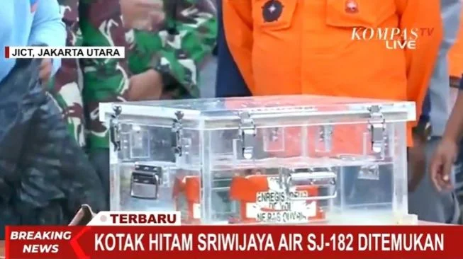 Foto-foto-Black-Box-Sriwijaya-Air-Ditemukan-Baru-Diangkat-dari-Laut