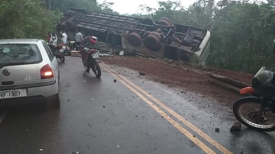 Ônibus com 51 passageiros capota na estrada em Minas Gerais Ônibus com 51 passageiros capota na estrada em Minas Gerais