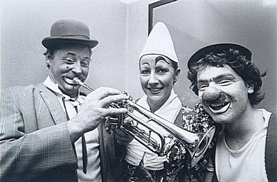 Joop Teuteberg (l), zijn vrouw en een derde clown