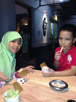 makan es krim museum angkut malang wisata edukasi seru di kota batu jawa timur nurul sufitri blogger mom lifestyle pegipegi liburan tempat wisata indonesia