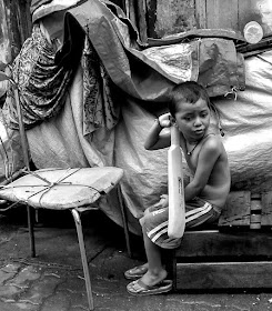 monochrome monday, black and white weekend, black and white, child, cricket bat, waiting, girgaon, mumbai, incredible india, street, street photography, 