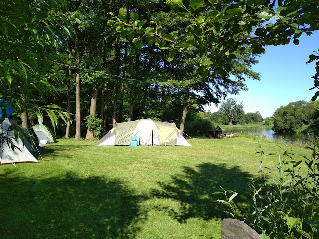 pole namiotowe Przystań Kowale Oborniki namioty na naszym polu namiotowym jeszcze pozapinane czyli cisza nocna trwa