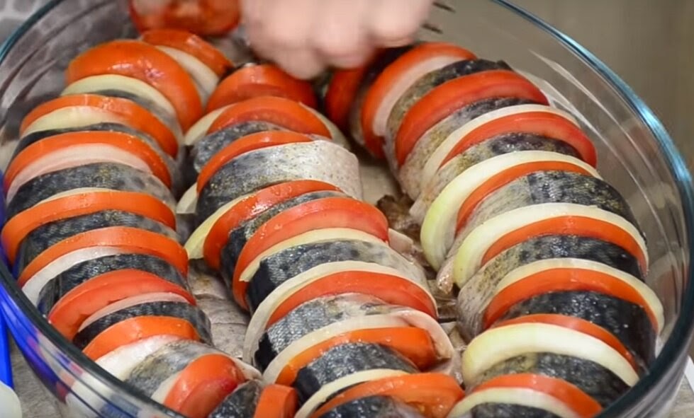 скумбрия помидоры. скумбрия в духовке с помидорами. скумбрия помидоры. скумбрия помидоры. скумбрия с помидорами и луком.