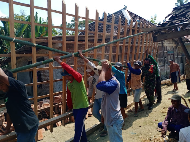 Gotong Royong Ciptakan Kemanunggalan Babinsa Dan Warga