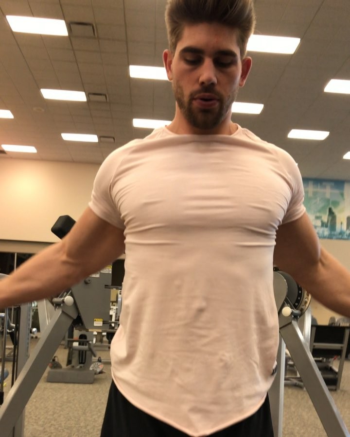 sexy-gym-guys-big-chest-muscle-tshirt-hunk-working-out