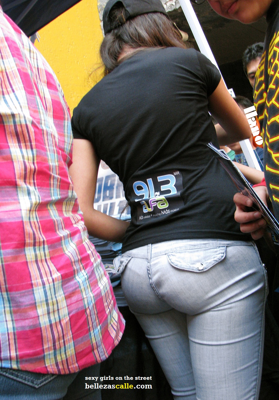 Mujeres caderonas y nalgonas en pantalon entallado.