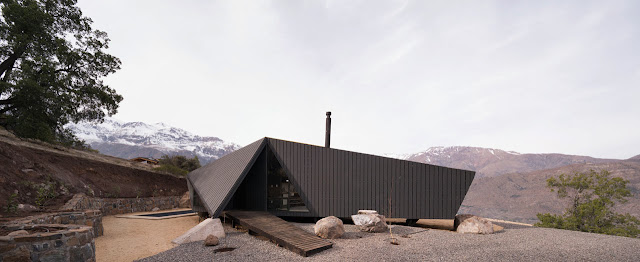 En pequeño refugio en la montaña / Gonzalo Iturriaga Arquitectos