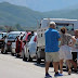 Centinaia di albanesi aspettano in fila per entrare in Grecia, pericolo di COVID-19 