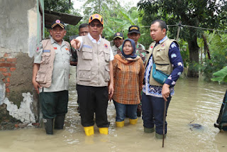 Taufik Hidayat Berempati Dengan Korban Banjir Taufik Hidayat Berempati Dengan Korban Banjir