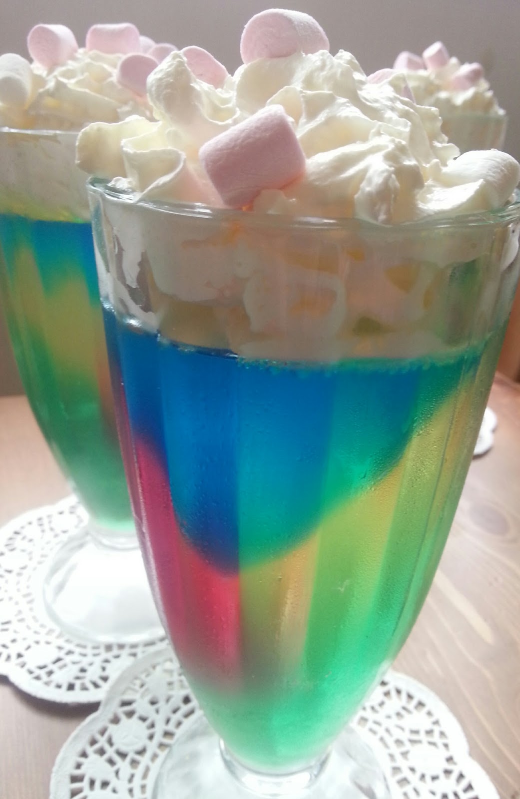 Smakuj z nami Kolorowy deser z tropikalnych galaretek