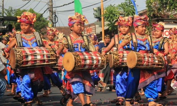Warga Antusias Sambut Pawai Seniman Cilik Bali
