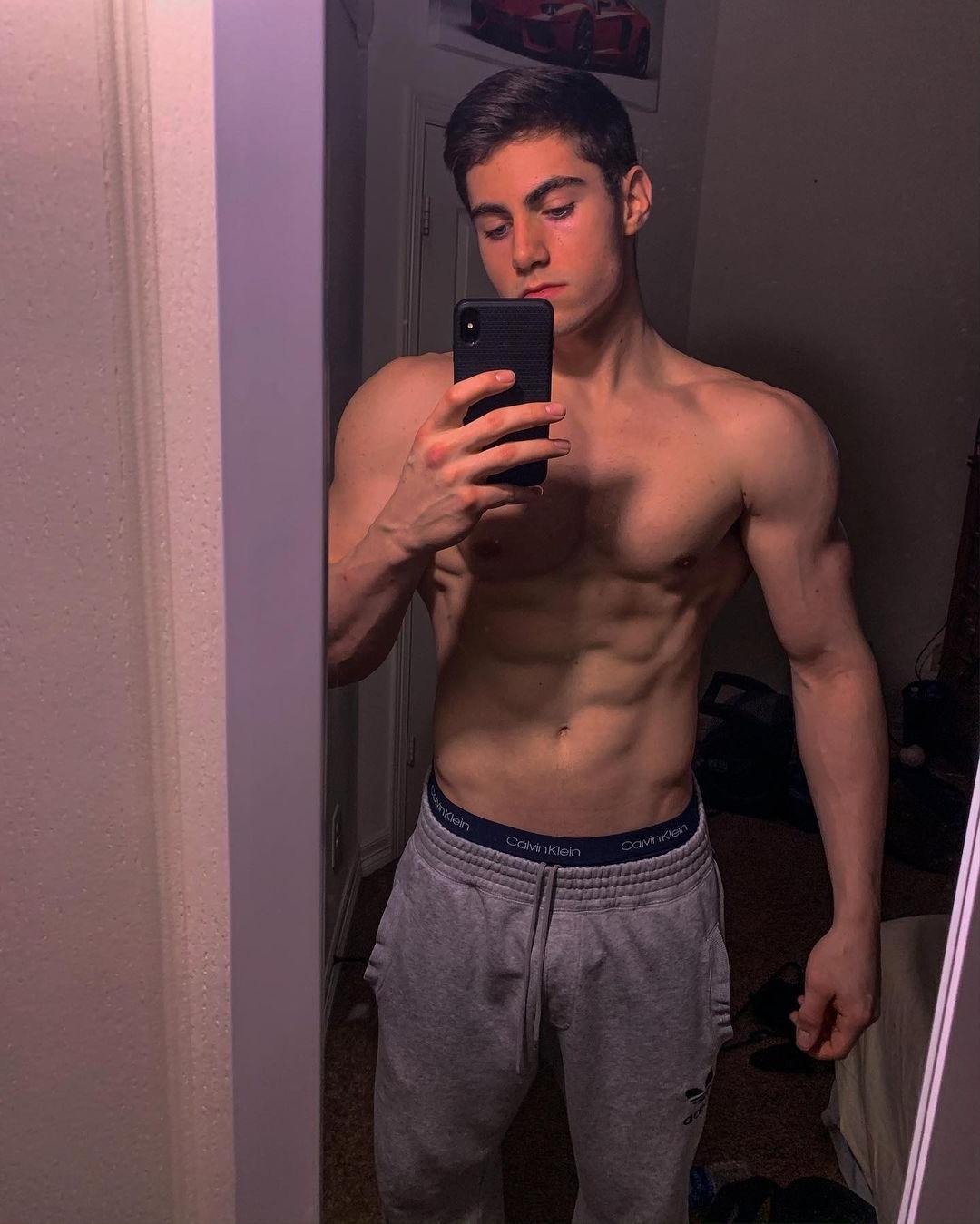 sexy-fit-shirtless-bro-sean-stahl-cute-boys-baited-selfie