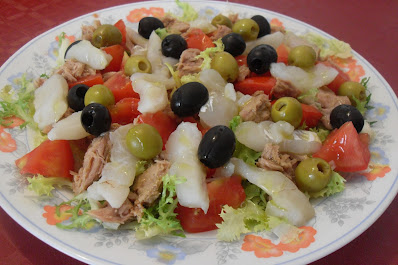 Receta de ensalada de escarola con bacalao y atún.