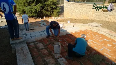 Bizzarri visitando as obras e orientando onde estamos fazendo a construção da escada de pedra com pedra folheta cinza escuro e nos patamares da escada de pedra a colocação de pedra folheta com junta de grama com as muretas de pedra com paralelepípedo em sede da Fazenda em Atibaia-SP. 17 de agosto de 2016.