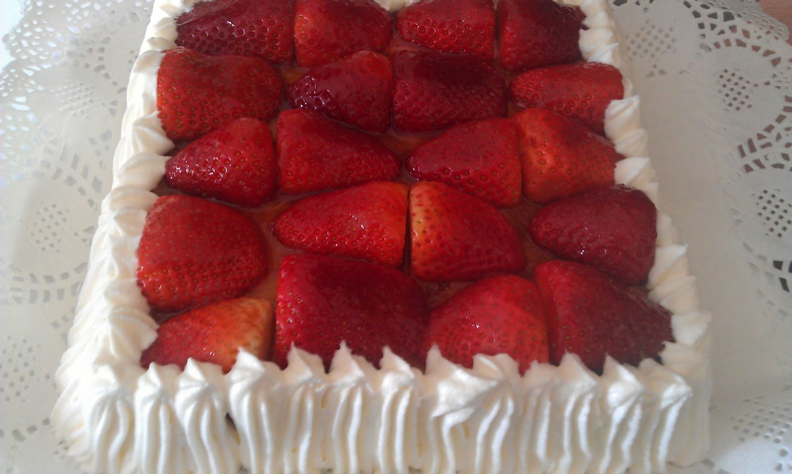 "Si gustas" el blog de cocina de Raquel Tarta de nata y fresas