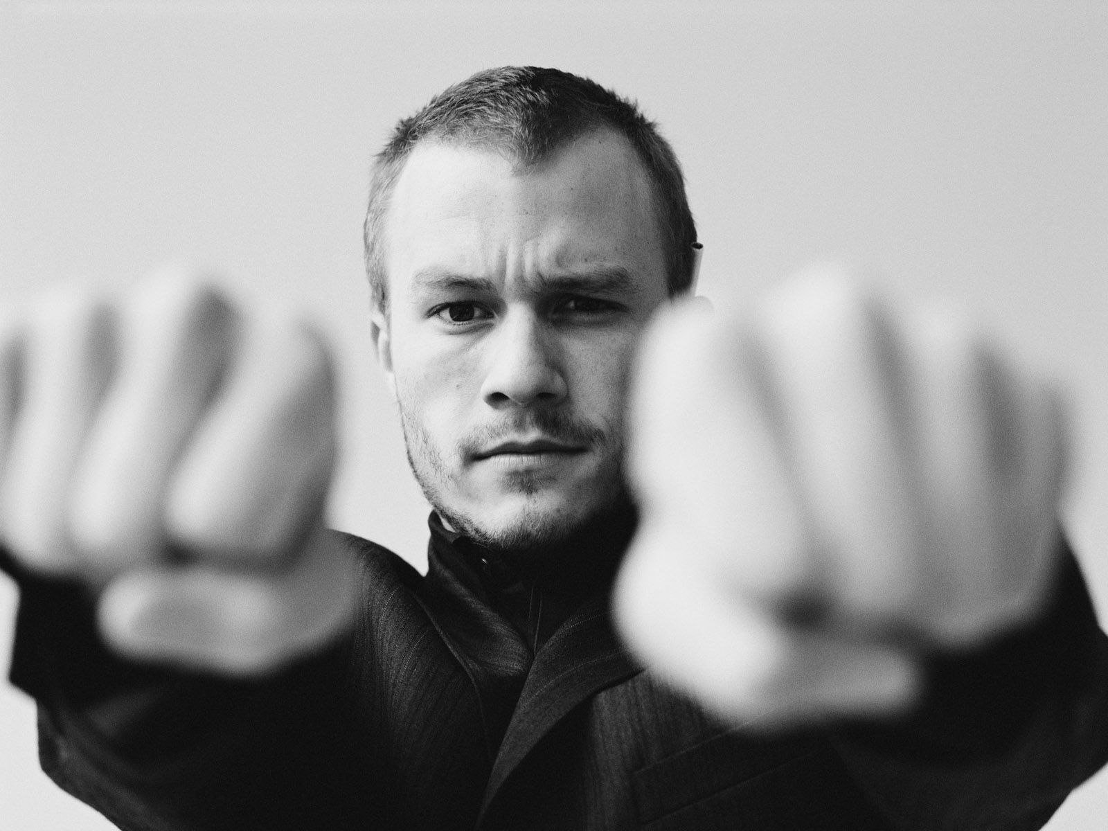 http://1.bp.blogspot.com/-hA240pUAccI/T61A8ril0mI/AAAAAAAAAM0/2uUmI_9EdSE/s1600/Heath-Ledger-Wallpaper-2.jpg