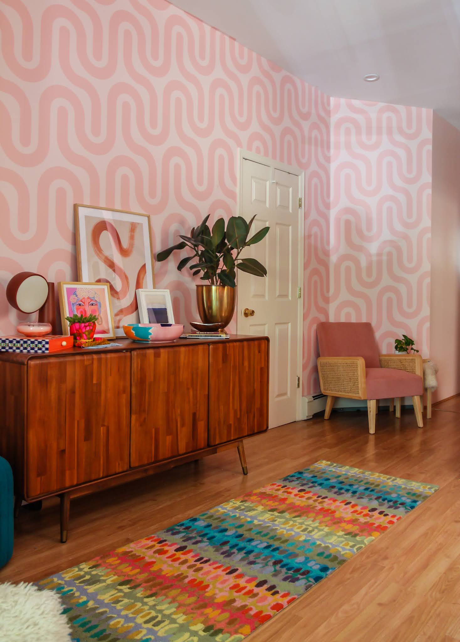 wallpaper ideas // colorful homes // maximalist home decor // pink home decor // retro home decor // retro wallpaper ideas // entryway decor // entryway ideas // small space decor ideas // maximalist homes