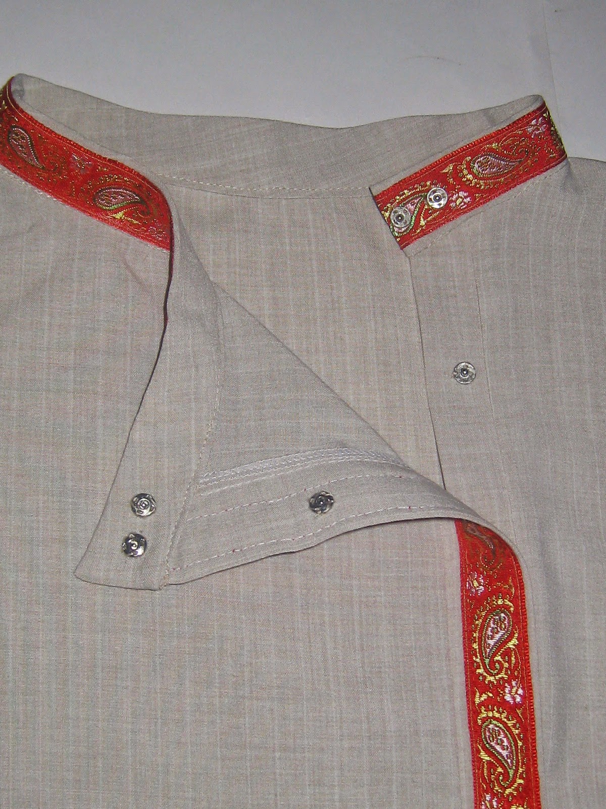 Косоворотка с застежкой на крючках ретро фото Косоворотка В Мир, льняная Белая Молоко ( Ворот Синий