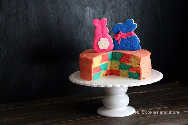 Vanille Ostertorte mit Schabrettmuster und Fondantkeksen