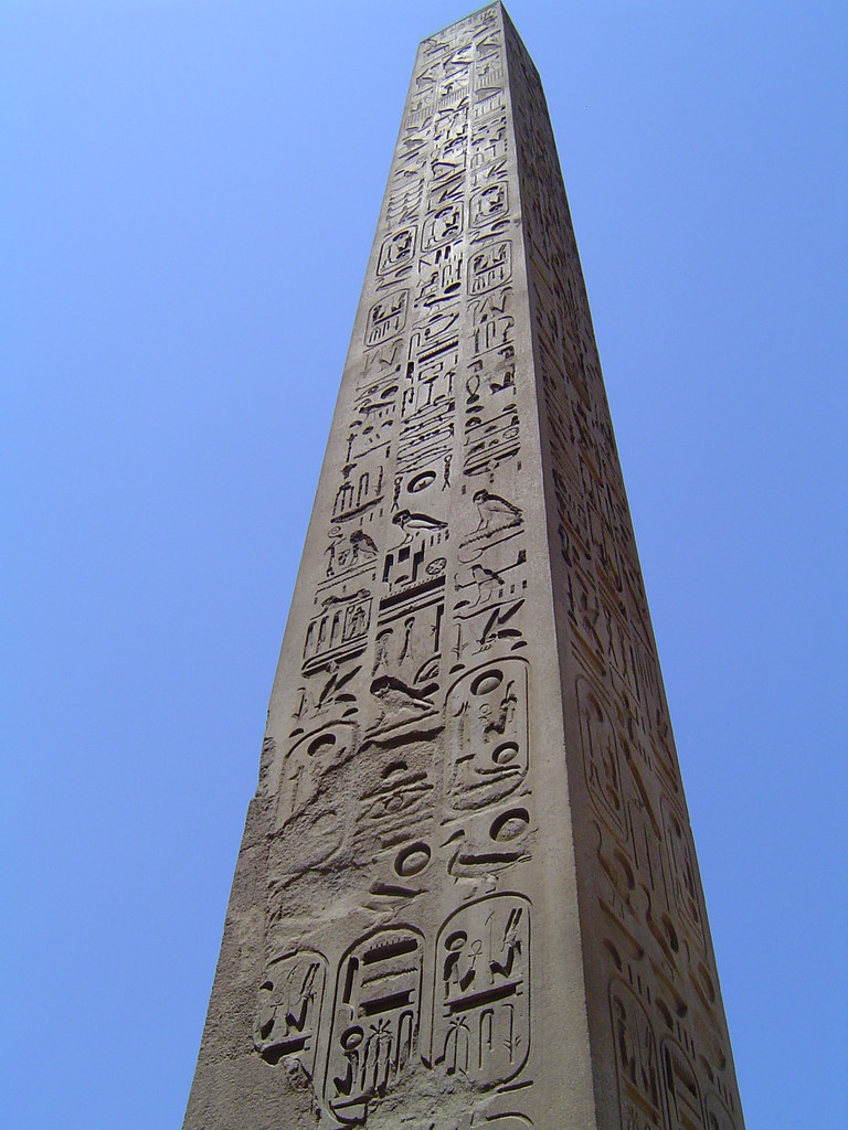 Как называются высокие столбы с заостренной верхушкой. Монумент в египте. Памятник обелиск. Луксорский храм луксор. Египетский джед.