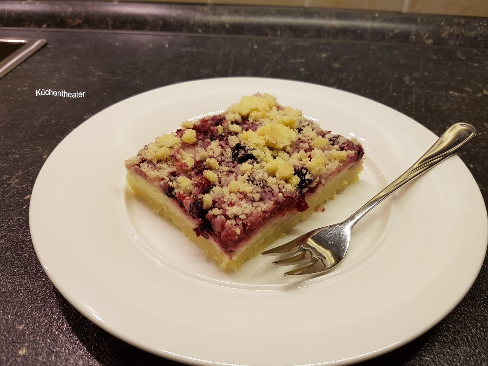 Küchentheater: Streusel-Pudding-Schnitten mit Beeren