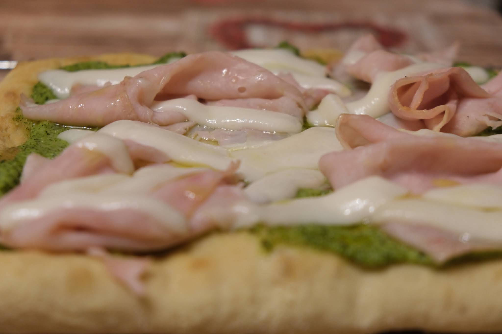 Pinsa Romana con pesto di zucchine, formaggio caprino e petto di