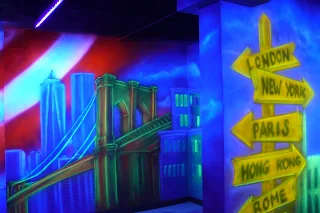 Black light murals, malowanie ścian w minigolfie aranżacja ścian poprzez malowanie obrazu na ścianie