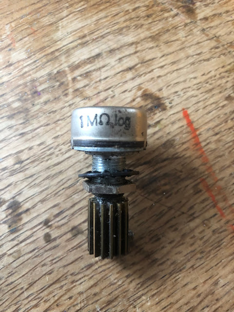 Das Potentiometer hat einen Widerstanbd von 1 Megaohm und einen logarithmischen Regelweg