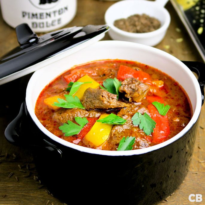 Culinaire Bagage Pittige goulashsoep de herfst in een soepkom!