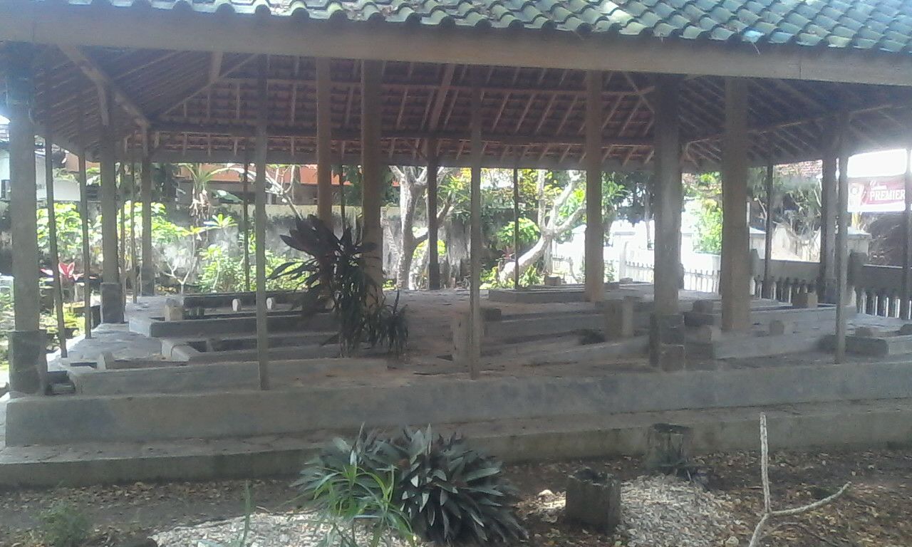 Ndalem dan Makam KH. Abul Fadhol Senori