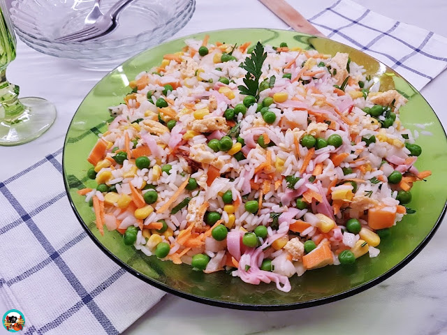 Ensalada de arroz con surimi