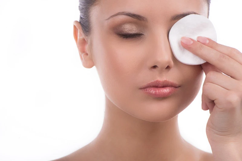 Cara Membersihkan Sisa Eye Makeup