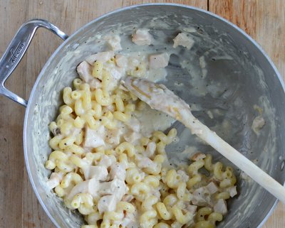 Mac n Chicken, just your best Mac n Cheese with chicken, with protein ♥ KitchenParade.com. One-Pot Comfort Food. Weeknight Easy, Weekend Special. Long-Time Family Favorite. High Protein. Great for Meal Prep.