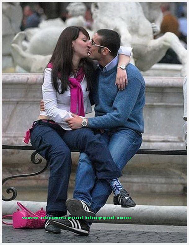 поцелуй в парке на скамейке. поцеловал на улице. пара обнимается на улице. Women kissing young man 1994. целуются на улице.