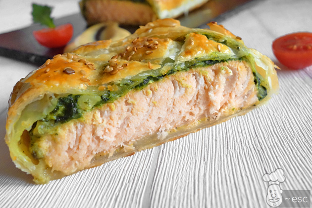 Hojaldre de salmón con espinacas. Receta de salmón wellington