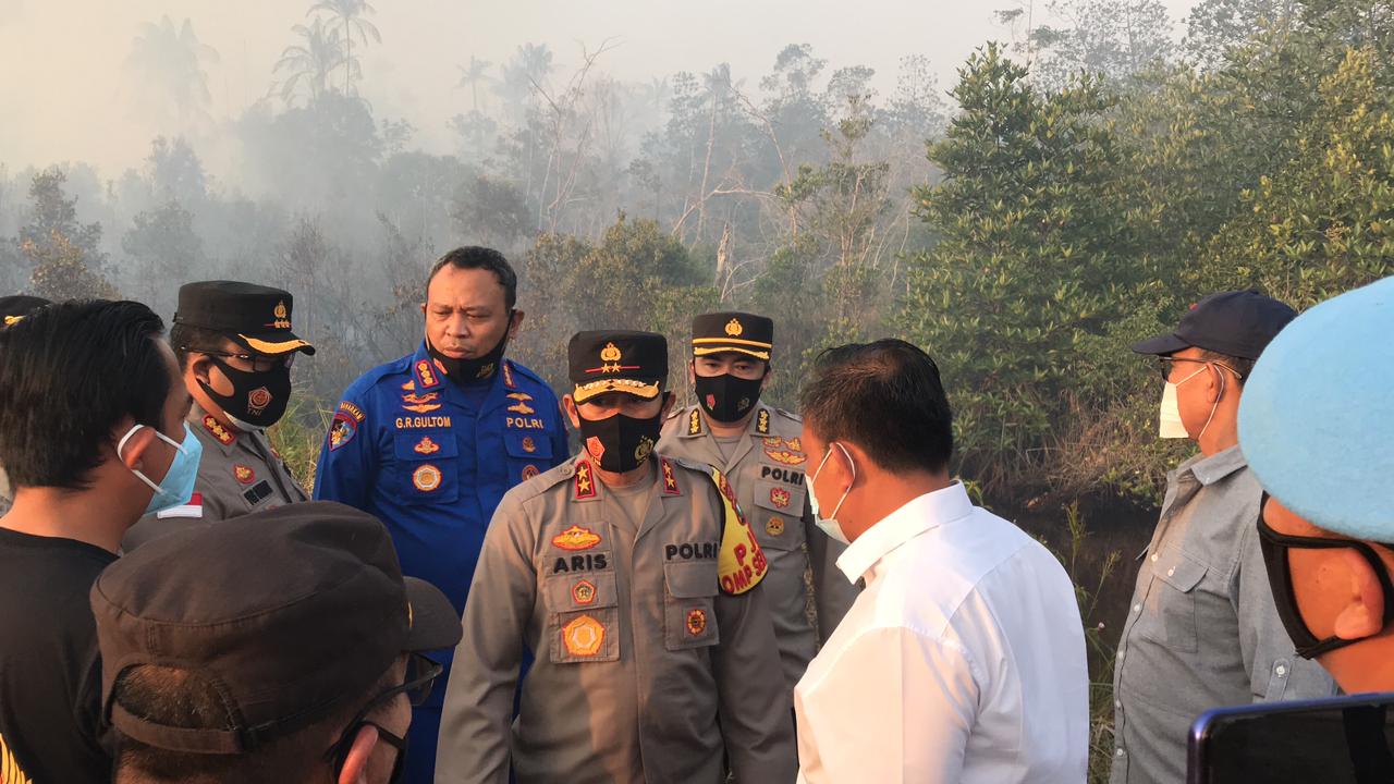 Kapolda Kepri Turun Langsung Memimpin Pemadaman Hutan dan Lahan Yang Terbakar di Pulau Galang