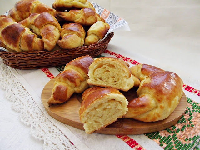 Articole culinare : Cornuri cu unt si aroma de vanilie