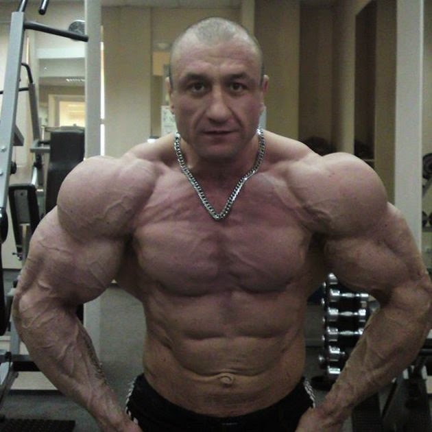 Бодибилдер Влад Фатьянов позирование