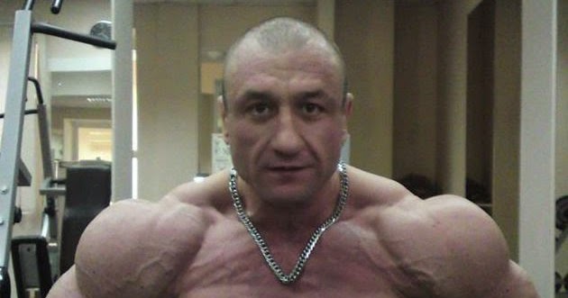 Бодибилдер Влад Фатьянов позирование