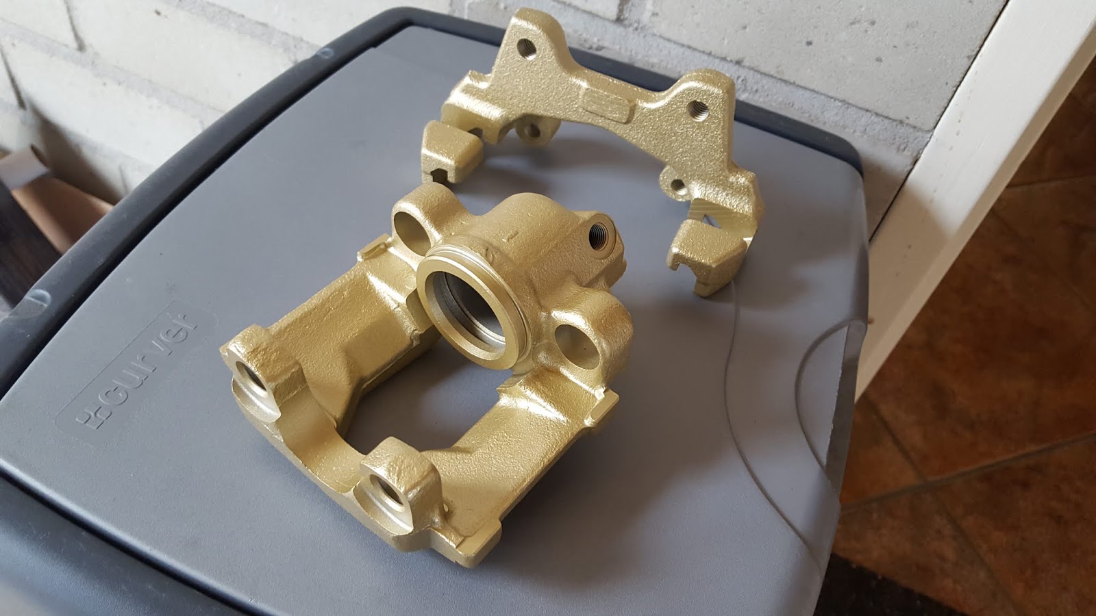 E24 Overhauling rear brake calipers