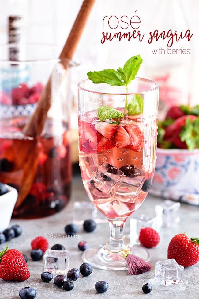 ROSÉ SUMMER SANGRIA WITH BERRIES #sangria #rose #drink #cocktail #summer
