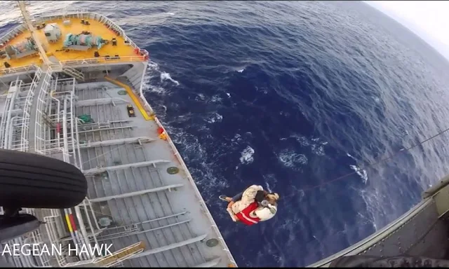 Επιχείρηση του Πολεμικού Ναυτικού με ελικόπτερο για ασθενή ναυτικό σε πλοίο ανοιχτά της Πύλου