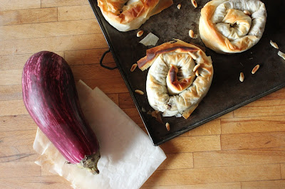 Cuillère et saladier : Feuilletés aux aubergines, raisins secs, citron et pignons (vegan)