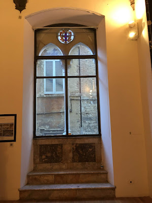 Siena: Palazzo delle Papesse - Finestra