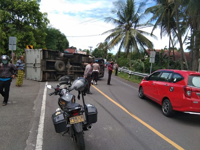 Sebuah Mobil Truk Box HINO 300 Muatan Terigu Terguling Di Jalan Poros Provinsi Makassar Jeneponto Bantaeng